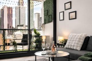 Modern CBD 2BR Free Parking & Stunning City Views - 1
