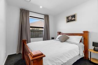 Ataahua a Sunlit 4BR Home that Sleeps 8 - 9
