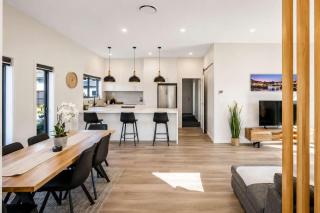 Villa Nine Sleeps 6 10Mins to CBD Airport - 5