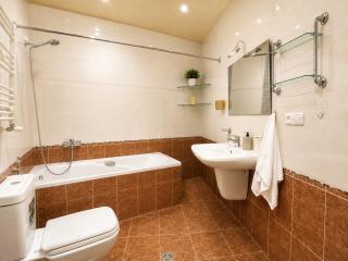 Premium 3BR & 3BA Apartment With Balcony Near Republic Square - 1