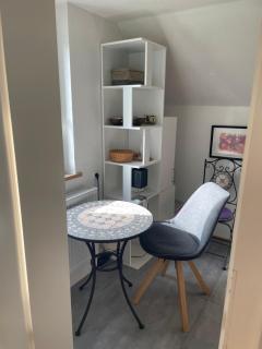 Basic upstairs small studio with Garden Mountain view,Short Term stay,Free parking, 24 h check-in - 3