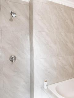 Stylish 2-Bedroom Retreat in Carlswald - 6