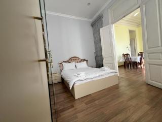 Private-balcony flat near Fountain Square - 3