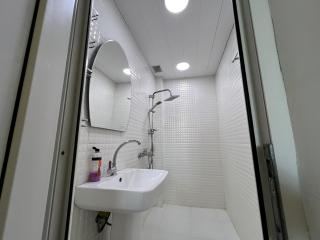 Private-balcony flat near Fountain Square - 2