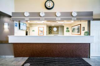 Comfort Inn & Suites - 8