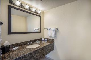 Clarion Inn & Suites Central Clearwater Beach - 3
