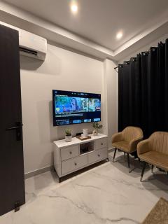 The Monochrome Nook- 1BHK Apt near Medanta - The Medicity - Self Check-in - 2