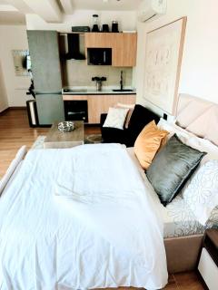 Unique Studio Apt at The Arc Labone with Super Fast Wi-fi and City View - 2