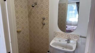 Room 3 Spacious Room with Private Bathroom Walk to Shops - 6