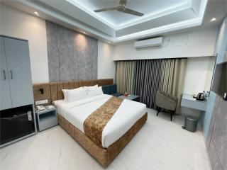 Silver Spoon Hotel & Restaurant - 0