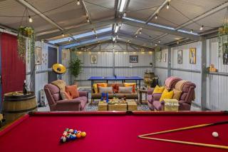 Bedford Beauty Stylish Retro Family Home with office - 7