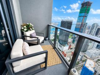 49th Floor Penthouse Bay and City Views, Resort Pool, Spa,Gym, - 1