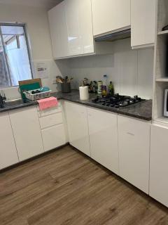 R8 Bright Spacious Room near Perth Airport with AC - 2