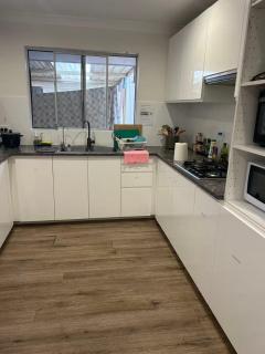 R6 Bright Spacious Room near Perth Airport with AC - 4