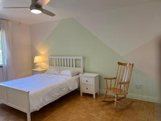 Large Sunny 3 bedroom home in great neighbourhood - 5