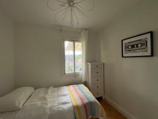 Large Sunny 3 bedroom home in great neighbourhood - 4