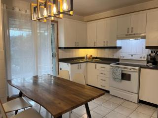 Large Sunny 3 bedroom home in great neighbourhood - 6