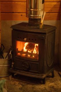 Cosy Orchard Cabin with wood burning stove - 8