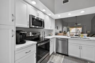 Golf Views • Couples Basecamp • Titusville condo - 9