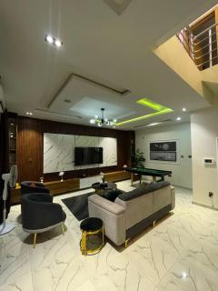 Luxury 3 Bedroom Apartment with Pool Gym PS5 and 24 Hours Light Lekki - 4