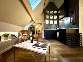 Peregrine House, Elegant Apartment, Historic centre of Valognes - 0