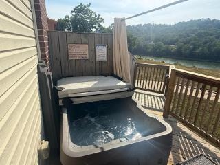 Hot Tub Lake View Eureka Springs Lakehouse - 4