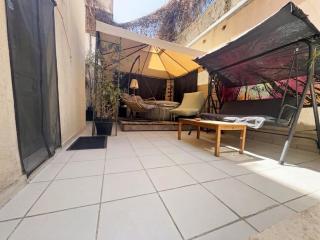 Lovely 2 BR with sweet Yard& Hot tub & BBQ - 2