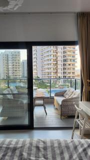 Pool View 1 Bedroom Apartment in Caesar Blue - 8