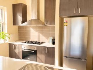 Cozy 4-Bedroom Home|Peaceful & Convenient Location - 2