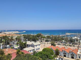 Finikoudes Marina Beachfront Grand Apartment - 1