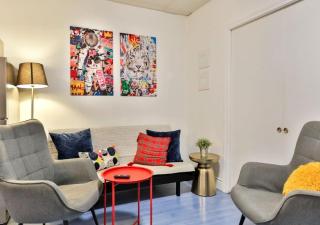 100 METERS to METRO BEAUDRY - FULL APARTMENTS - 1 minute walk to the FAMOUS ST CATHERINE STREET - FAST WIFI - WASHER & DRYER ON SITE - Montcalm units - 4