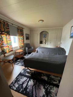 Yellow dreams house - 3 min from highway, sauna, big private parking, air conditioning - 2
