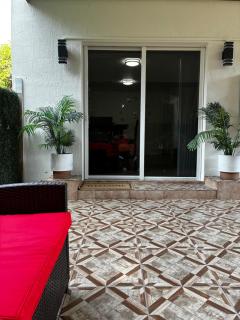 LEIRA HOMES Spacious House near Keys Free Parking - 8
