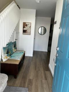 LEIRA HOMES Spacious House near Keys Free Parking - 1