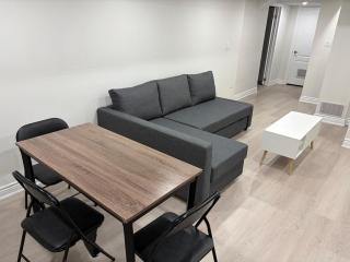 Charming Basement Suite Near Airport & Wonderland - 8