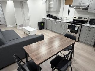 Charming Basement Suite Near Airport & Wonderland - 5