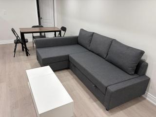 Charming Basement Suite Near Airport & Wonderland - 2