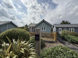 Skylark, The Bay, 2 bedrooms with ensuites, parking for 2 cars with EV point, 2 dogs welcome - 8