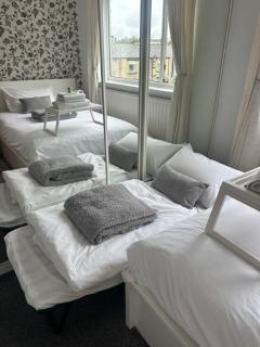 fAiRy DeLL Guesthouse 24-7 check in, cozy lockable rooms, tv, tea tray with choccies, kitchenette, fans, free wifi and parking, COA, all are welcome - 4