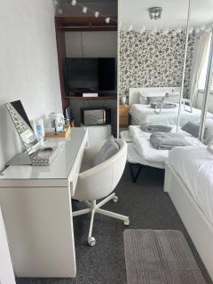 fAiRy DeLL Guesthouse 24-7 check in, cozy lockable rooms, tv, tea tray with choccies, kitchenette, fans, free wifi and parking, COA, all are welcome - 1