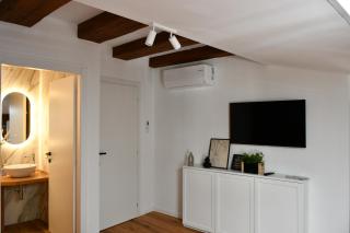 Stevoski Rooms - Modern Comfort in a Historic Stone House - 1