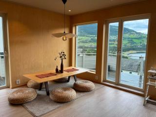 Panoramic Water Views - Modern Home - Free Parking - 9
