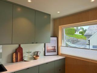Panoramic Water Views - Modern Home - Free Parking - 1