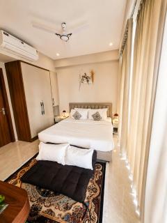 Kyoto Flat, Private Golf & Cozy Balcony - Golf Course Road, DLF Phase- 5 - 8