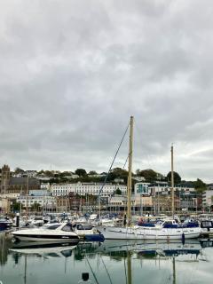 Stylish 2 bed Apartment 15 min walk to beach or harbour - 3