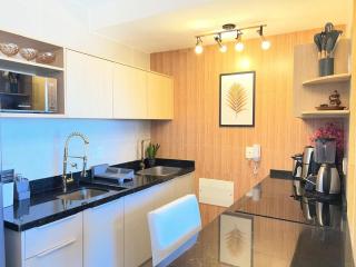 Beautiful 1-Bedroom Apartment with Sea View in Rio Vermelho - 2