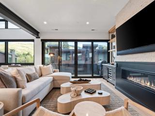 Canyons Retreat 5BR Townhome with Hot Tub - 2
