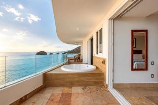 Exquisite condo with panoramic ocean views, amazing pool & balcony - 9