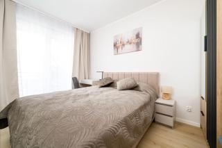 Wrocław Three Bedroom Apt - Parking, AirCon & Balcony by Rentujemy - 9