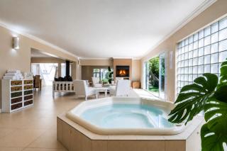 Gem with indoor jacuzzi and braai - 0